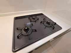 3種類の料理が同時に調理できる、3口ガスコンロ。忙しい夕食の支度時間が短縮できて効率よくお料理が楽しめます。