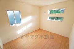2面採光を確保した明るい室内は、風通しも良く、大変居心地の良い空間となっております。日当たりがよく、子供部屋としての利用もおすすめ。
