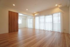 大きな窓のあるリビングは、陽光あふれる明るい空間です。居心地良く、ご家族皆がゆったり寛げる憩いの空間となりそうです。