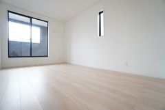 2階7.25帖洋室。主寝室としてお使いいただけそうなこちらのお部屋は、日当たりが良く、爽やかな風を感じて起きる朝は、快適生活の始まりに。