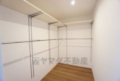 2階ホールに居室から独立した大容量のファミリークローク付き。使用頻度が少ないものは枕棚の上に、足元には3段ボックスを置いて、フル活用できますね＾＾ 