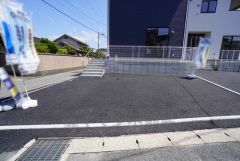 カースペースは3台分を確保＾＾（車種による）マイカー用に、お客さま用に、余裕を持ってご利用いただけます。