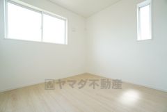 2面採光を確保した明るい室内は、風通しも良く、大変居心地の良い空間となっております。日当たりがよく、子供部屋としての利用もおすすめ。