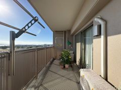 南向きで陽当たりの良いバルコニーです。お洗濯やお布団干しはもちろん、日光浴スペースにも＾＾水栓付きでガーデニングやお掃除に便利＾＾ 