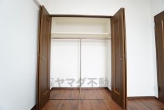 洋室にはハンガーパイプ付きのクローゼットが設けられています。たっぷり収納できるので衣替えの心配もいりませんね＾＾ 全居室収納付き。 