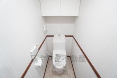 ウォシュレット、暖房便座、節電・節水機能など、使い勝手のよい高機能トイレです。 上部には収納棚が付いています＾＾