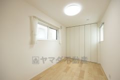 2面採光を確保した明るい室内は、風通しも良く、大変居心地の良い空間となっております。日当たりがよく、子供部屋としての利用もおすすめ。