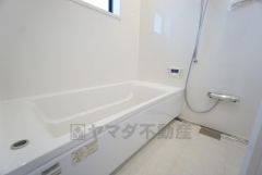 1日の疲れを癒すくつろぎのバスルーム。足を伸ばしてもゆったりと入れるサイズです。お子様と一緒にお風呂に入っても狭くないですね＾＾
