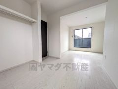 2ドア1ルーム、クローゼットも2ヶ所ついています＾＾お子様の成長に合わせてお部屋を仕切ることができます＾＾