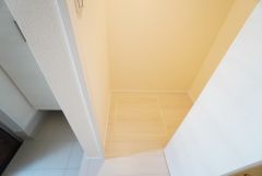 玄関ホールに収納設置。お子様用の遊び道具やアウトドア用品、ゴルフバッグなどの大型の荷物まできっちり収納できます＾＾