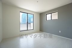 7.2帖。主寝室としてお使いいただけそうなこちらのお部屋は、日当たりが良く、爽やかな風を感じて起きる朝は、快適生活の始まりに。シックなカラーのアクセントクロスで落ち着く空間＾＾ 