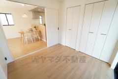 リビング横の洋室です。引き戸で部屋を区切ることができ、在宅ワークや趣味、お子様の遊び＆学習スペースとしてもご利用いただけます＾＾ 来客時にはお客様の就寝スペースとして活用することもできます。 