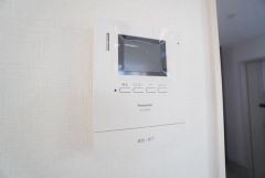防犯性、セキュリティ対策に安心できるテレビモニター付きインターフォンです。セールスマン対策にもなり安心できます。