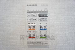 浴室暖房乾燥機には、暖房、乾燥、涼風、換気の4つの機能が付いています。タイマー付きです。換気・雨の日の洗濯も安心です＾＾