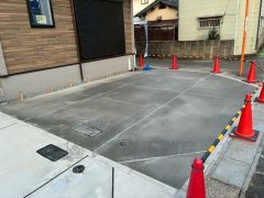 駐車スペースはゆとりある2台分を確保。マイカー用に、お客さま用に、余裕を持ってご利用いただけます。