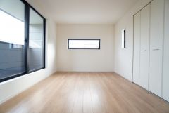 7帖。主寝室としてお使いいただけそうなこちらのお部屋は、日当たりが良く、爽やかな風を感じて起きる朝は、快適生活の始まりに。