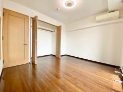 7.3帖。主寝室としてお使いいただけそうなこちらのお部屋は、日当たりが良く、爽やかな風を感じて起きる朝は、快適生活の始まりに。 