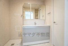 三面鏡裏収納付き洗面化粧台です＾＾ 歯磨きセットやスキンケア用品などの収納に便利ですね。生活感も隠すことができ、来客時にも安心です。 