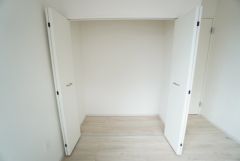 洋室にはクローゼットが設けられています。たっぷり収納できるので衣替えの心配もいりませんね＾＾