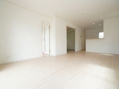 家族が集まる開放的なリビング。思い思いの時間を過ごしたり食事をしたり、素敵な団らんの場になりますね。