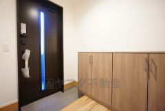 玄関扉から光の差し込む明るい玄関です。シューズボックス上にはお花やお気に入りのルームフレグランスを飾って、外出も帰宅も楽しくなる玄関にしたいですね＾＾