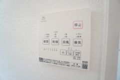 浴室暖房乾燥機には、暖房、乾燥、涼風、換気の4つの機能が付いています。タイマー付きです。換気・雨の日の洗濯も安心です＾＾