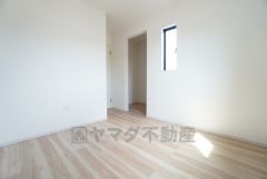 こちらの明るい洋室は、陽当たり、風通しも良く、大変居心地の良い空間となっております＾＾ウォークインクローゼット付き。
