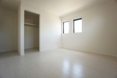 ご夫婦お二人のプライベートシーンを演出する寝室は、大容量のウォークインクローゼット付き。