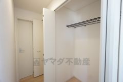 寝室の入口付近にはハンガーパイプ付きのクローゼットが設けられています。たっぷり収納できるので衣替えの心配もいりませんね＾＾