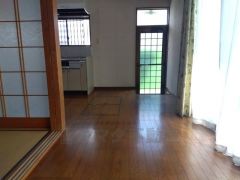 大きな窓のあるリビングは陽光あふれる明るい空間です。居心地良く、ご家族皆がゆったり寛げる憩いの空間となりそうです。