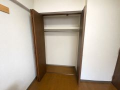 AIによる画像加工（家具・荷物の消去）を行っています。収納量たっぷりのクローゼット付き。ハンガーパイプ付で散らかりがちな洋服類もきれいに整理できます。