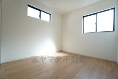 2階5.2帖洋室。2面採光を確保した明るい室内は、風通しも良く、大変居心地の良い空間となっております。日当たりがよく、子供部屋としての利用もおすすめ。