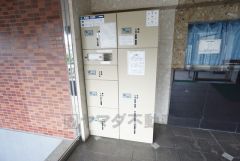 宅配ボックス付き。お仕事中や外出中などの不在時にも荷物が受け取れるのはとっても便利ですね＾＾