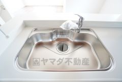 大きなお鍋も楽々洗える幅の広いシンクです＾＾ステンレスシンクなので簡単にお掃除できますよ。洗剤やスポンジもすっきりできる収納付き。