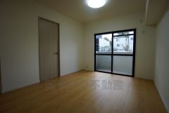 大きな窓のあるリビングは、陽光あふれる明るい空間です。居心地良く、ご家族皆がゆったり寛げる憩いの空間となりそうです。