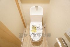 ウォシュレット、暖房便座、節電・節水機能など、使い勝手のよい高機能トイレです。 上部には収納棚が付いています＾＾