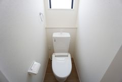 1階2階の2ヶ所にトイレがありますので、忙しい朝にも家族に気を使わず、ゆとりが生まれますね＾＾ 小窓付きで換気する時に便利です＾＾