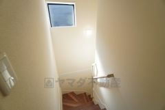 お子様も高齢の方も安心して上り下りができる手摺がついた安心設計です。 階段には小窓を配置しました。日中でも暗くなりがちな階段下が明るくなり安全ですね。