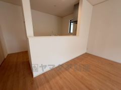 窓から光が差し込む明るいダイニングです＾