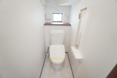 1階3階の2ヶ所にトイレがありますので、忙しい朝にも家族に気を使わず、ゆとりが生まれますね＾＾ 小窓付きで換気する時に便利です＾＾