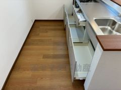 収納も、作業スペースも広々と設けられた使いやすいシステムキッチンです＾＾