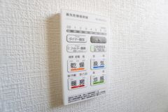 浴室暖房乾燥機には、暖房、乾燥、涼風、換気の4つの機能が付いています。タイマー付きです。換気・雨の日の洗濯も安心です＾＾