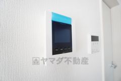 防犯はもちろん、セールスマン対策にもなるモニター付きインターホンです。 来訪者の顔が見えるので安心ですね＾＾