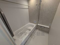 1日の疲れを癒すくつろぎのバスルーム。足を伸ばしてもゆったりと入れるサイズです。お子様と一緒にお風呂に入っても狭くないですね＾＾