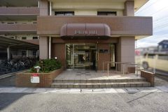 エントランスへはスロープが設けられています。