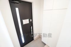 採光も考えられた明るい玄関です。たっぷり収納できるシューズボックス付きなので、家族全員の靴がきれいに整頓できます。 