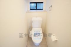 1階2階の2ヶ所にトイレがありますので、忙しい朝にも家族に気を使わず、ゆとりが生まれますね＾＾ 小窓付きで換気する時に便利です＾＾