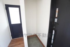 玄関には土間収納が付いています＾＾ベビーカーやゴルフバッグなどもスッキリ収納出来そうですね＾＾