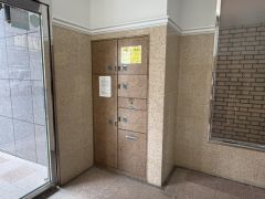 宅配ボックス付き。お仕事中や外出中などの不在時にも荷物が受け取れるのはとっても便利ですね＾＾セキュリティ面でも安心です＾＾ 