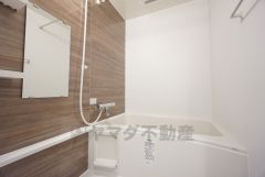 一日の疲れを癒すバスルーム。 浴室暖房乾燥機付きなので梅雨時期や花粉、PM2.5が酷いときなどのお洗濯に便利ですね＾＾